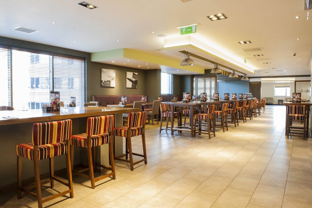 Premier Inn Woking Town Centre 5