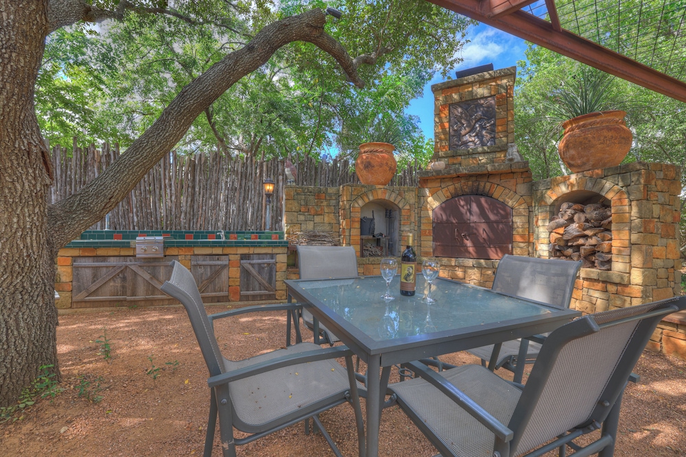 The Willows Retreat - Sleeps 17, Hot-tubs, Close to Main Street!