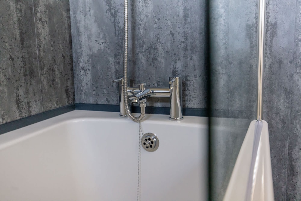 Modern 3 Bed House-free Parking