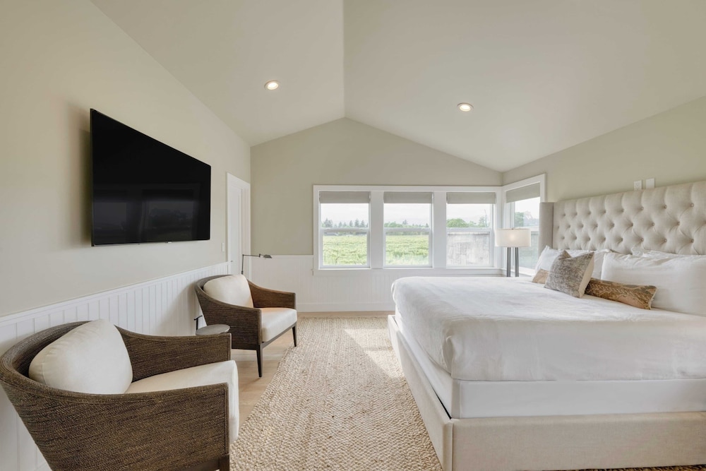 Chic Sonoma Oasis w/ Pool, Bocce, Hot Tub + Minutes to Downtown