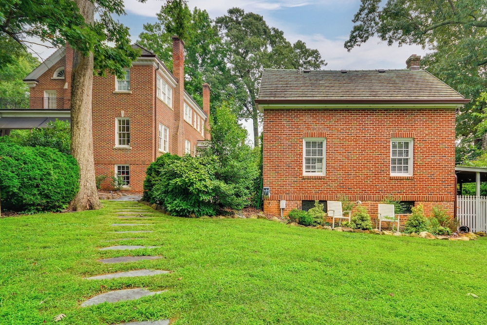 Walk to Main St: Historic High Point Carriage Home