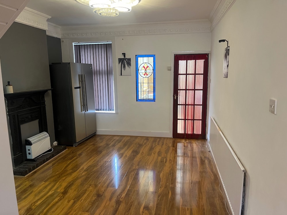 4-guest Charm Home W/street Parking & Wifi & Party