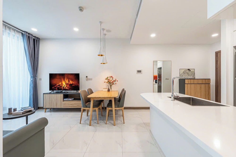 Luxury Sunwah Apartment near Landmark 81 - City View