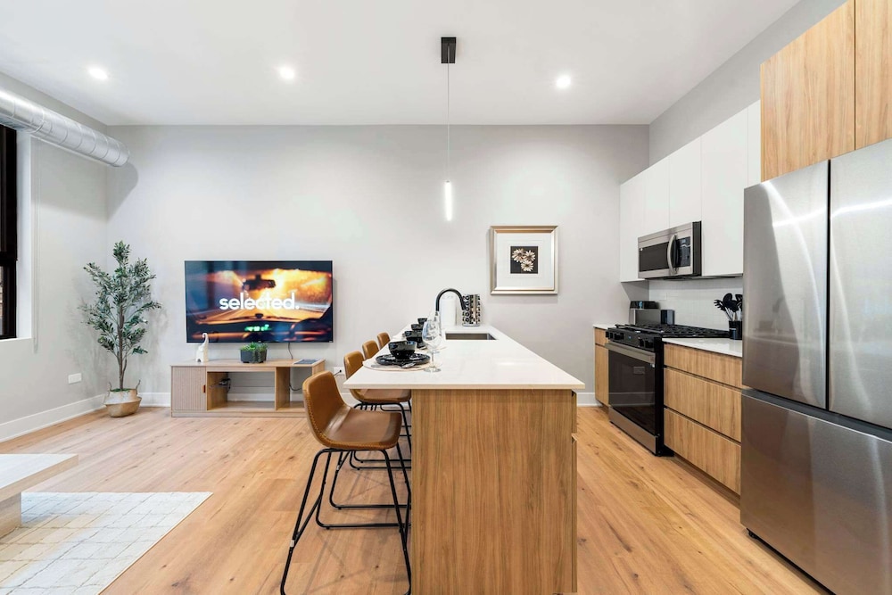 Edgewater Modern 2BR Steps to Lake City Views