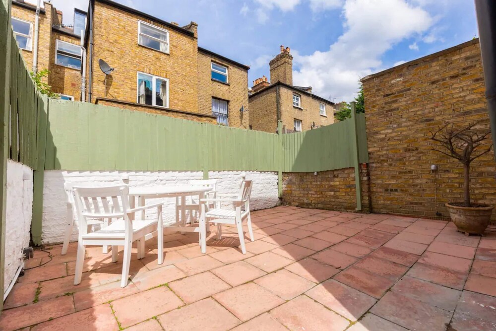 Eclectic 2 Bedroom Victorian era Apartment in Oval