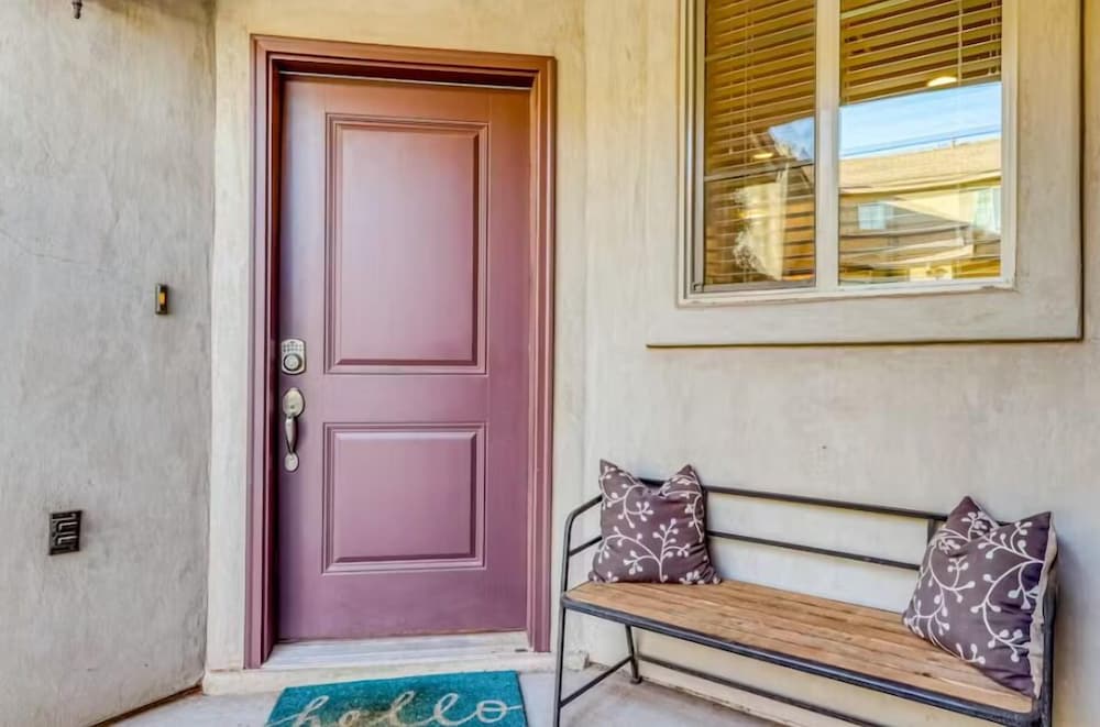 The Modern Villa - Pet Friendly 3 Bedroom Townhouse