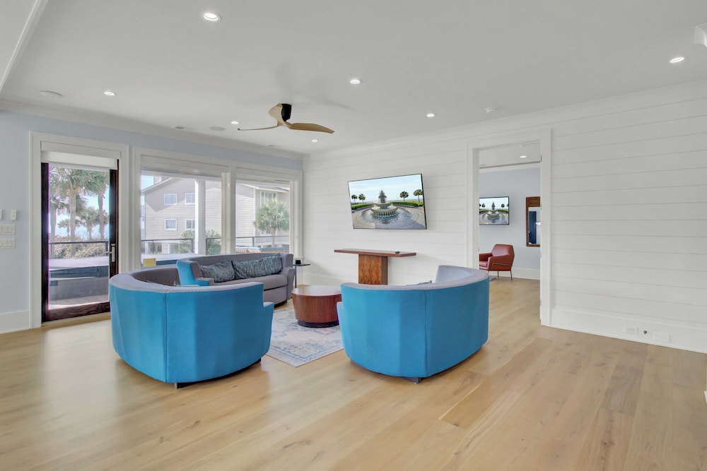 7 Beachwood East by Avantstay Steps to the Beach Ocean Views, Hot Tub, 7bdr