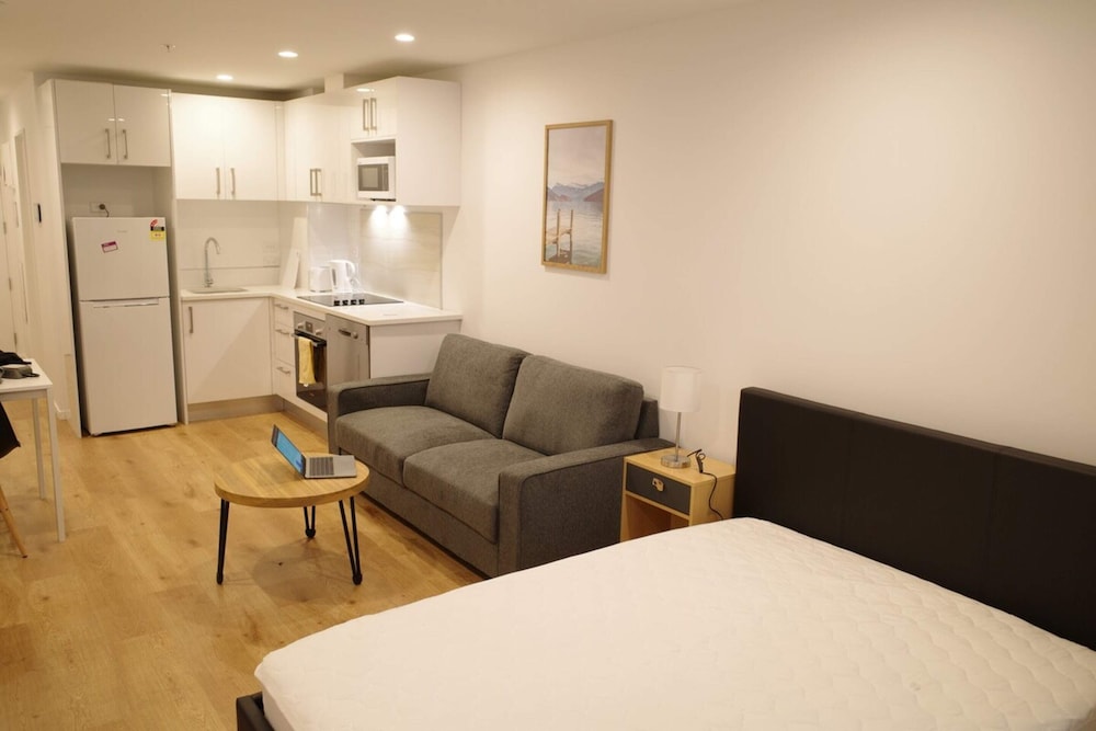 Modern, Cosy Studio Apartment Auckland Central view 3