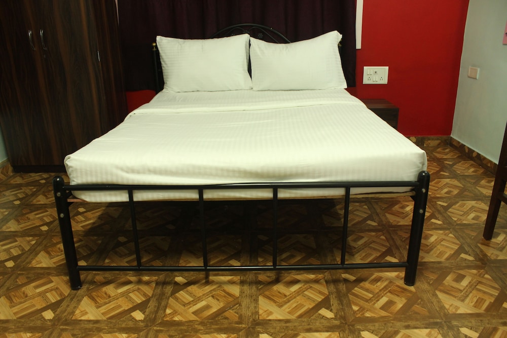 OYO 6453 Home Studios behind KFC Calangute