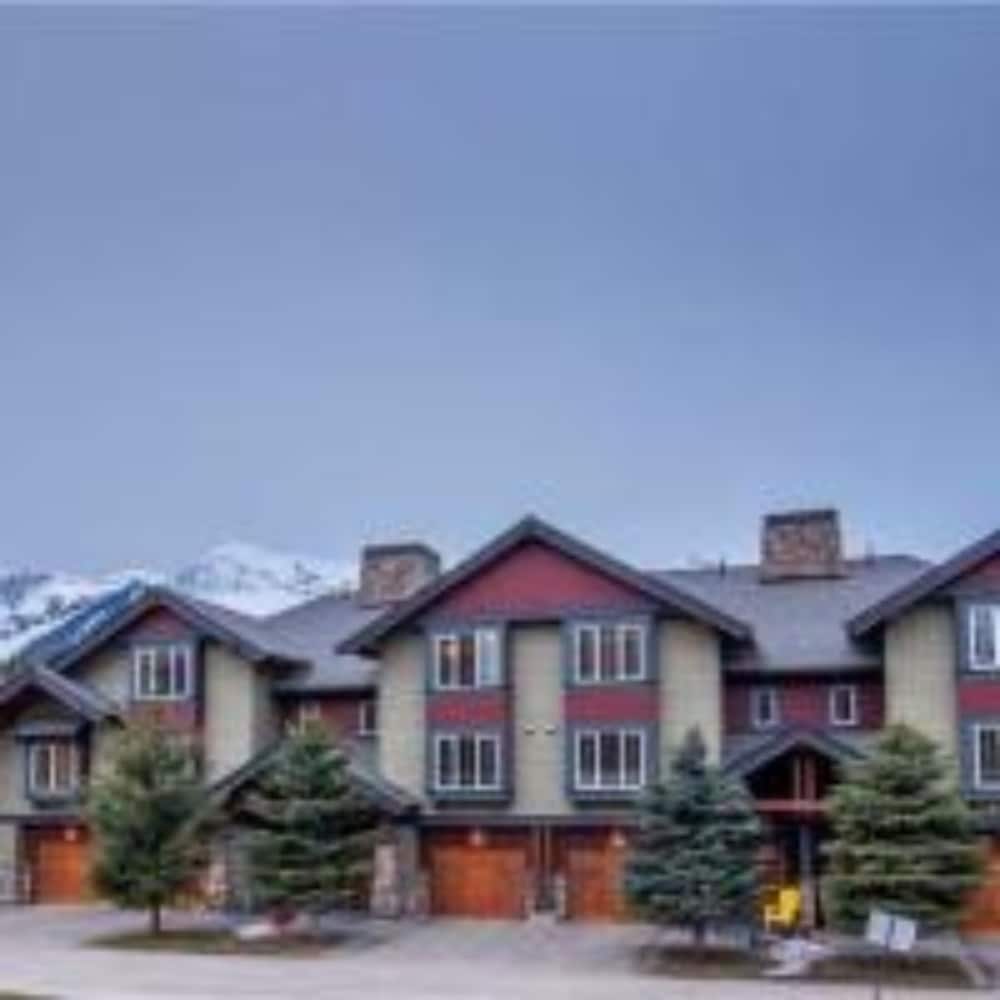 Pinnacle Ridge Chalets by Fernie Lodging