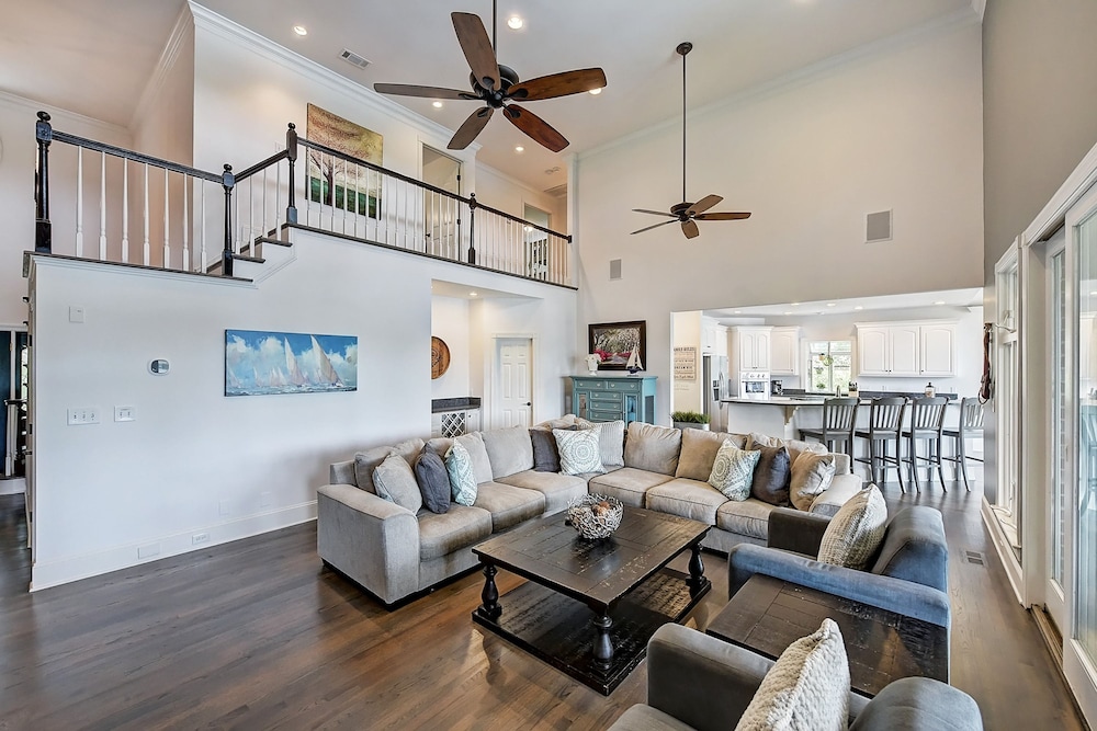 Lucky s Lake House by Avantstay Private Lake Bar