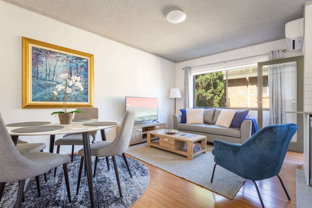 Unit With Balcony, Backyard and Parking Near Shops