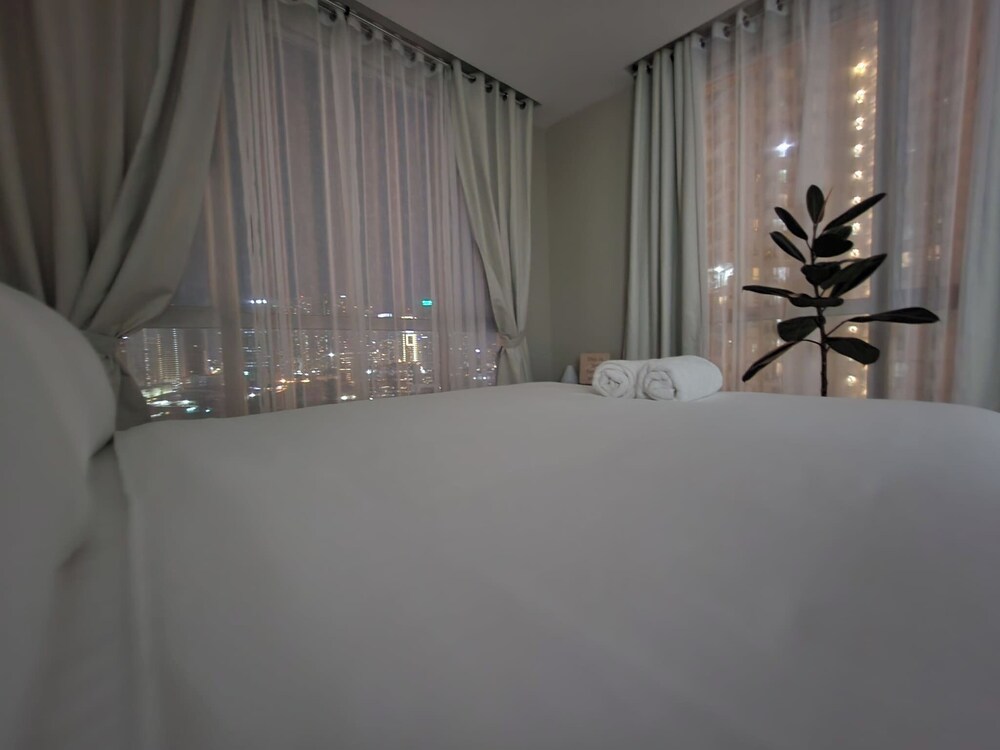 Cozy 1BR Condo in Mandaluyong City With City Skyline View