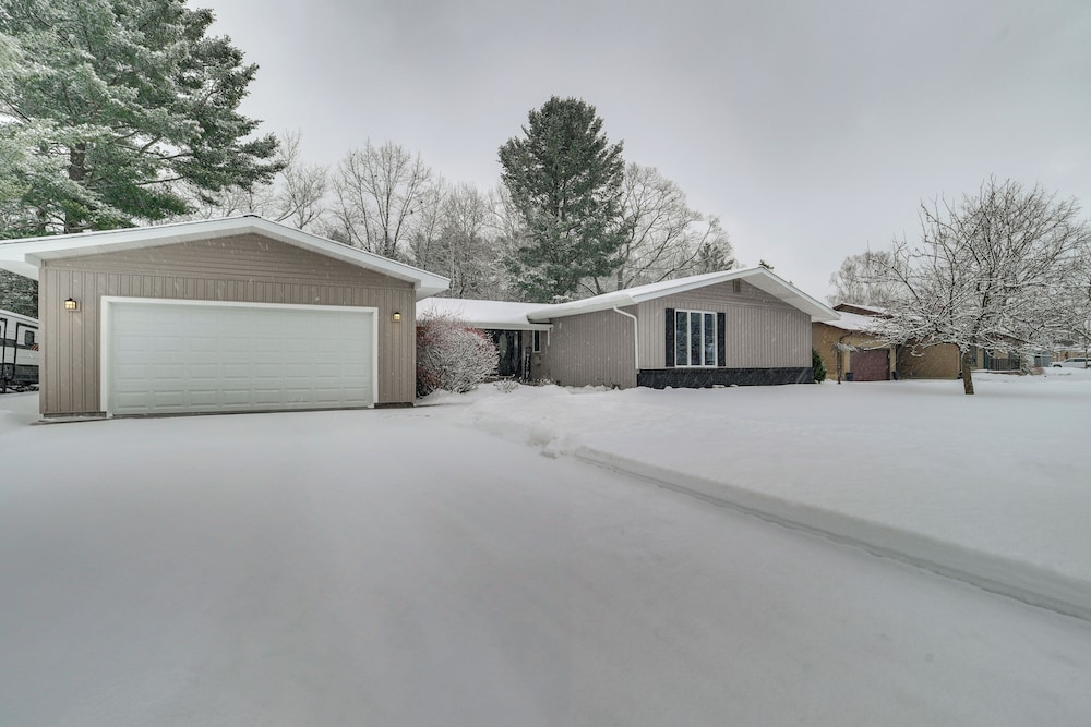3 Mi to Dtwn Alpena: Family Home w/ Yard!