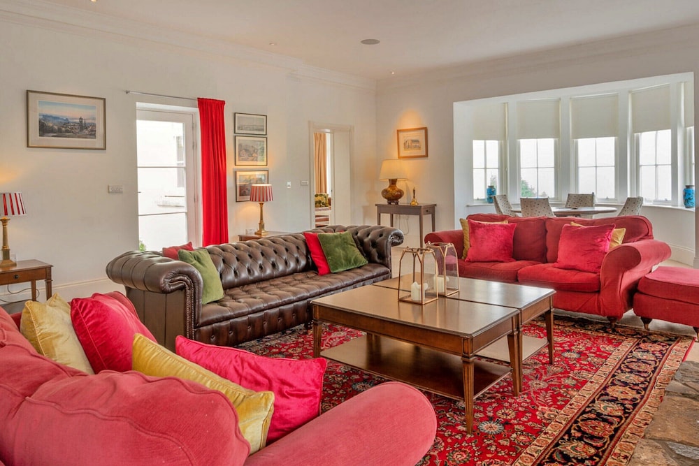 Self-catering Retreat With Pool, hot tub
