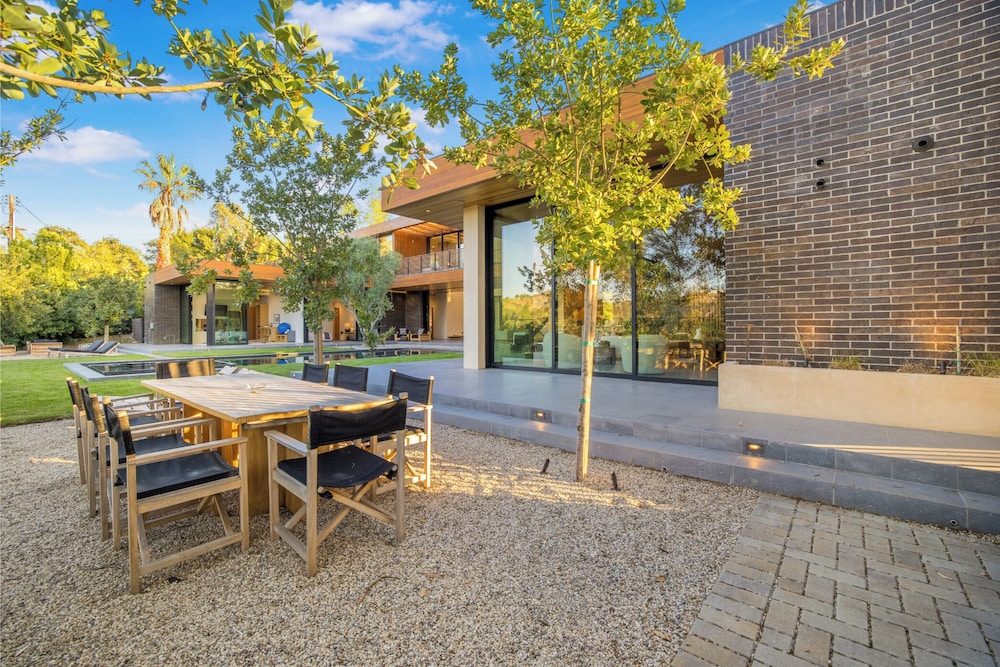 Oak Pass Manor: Indoor-outdoor Luxury With Pool, Sauna & Panoramic Views