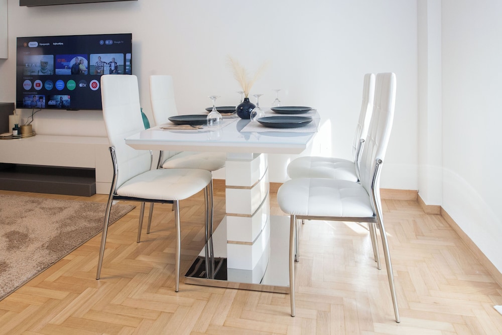 Stylish Renovated 2 Bd Apt in Exarcheia