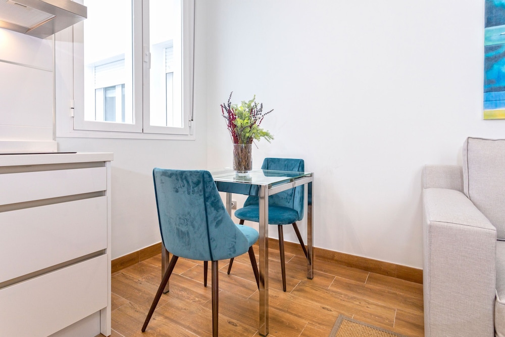 Modern 1 BD Apartment in the City Center Recaredo VII