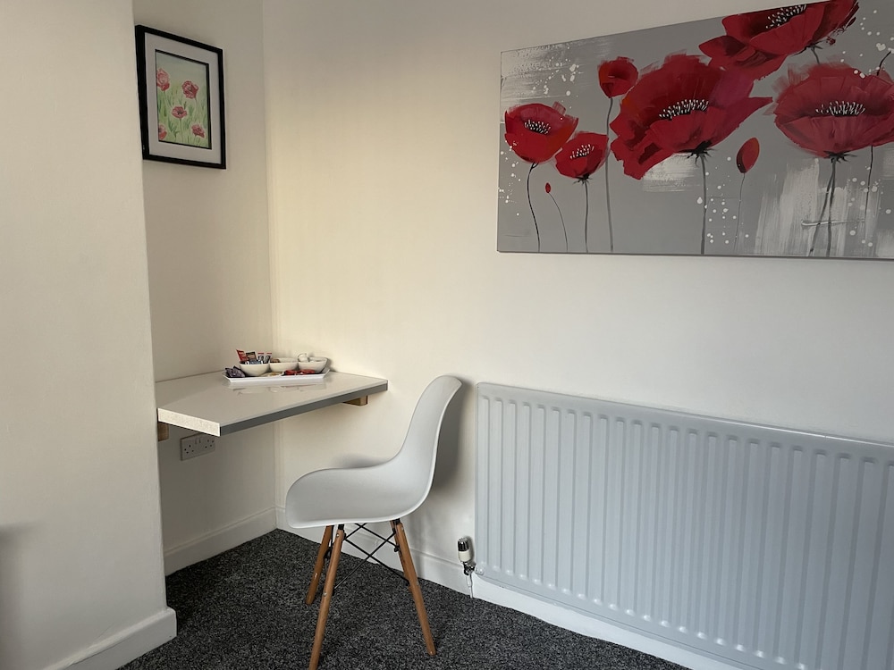 3 Bed House - Sleeps 5 - Wifi, Parking view 2