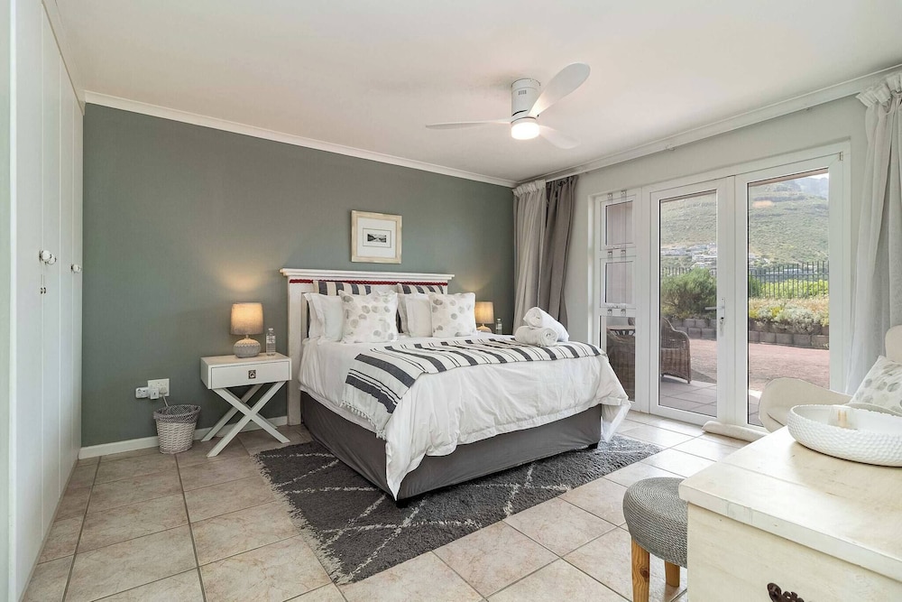 Beachfront Villa Sea Breeze, Hout Bay, Cape Town