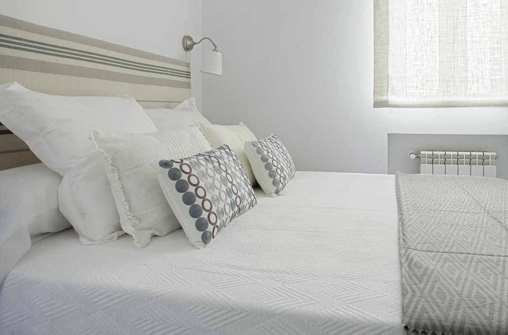 The Best Location, 8pax, 3BD & 2Bth, Reina Sofia II view 2