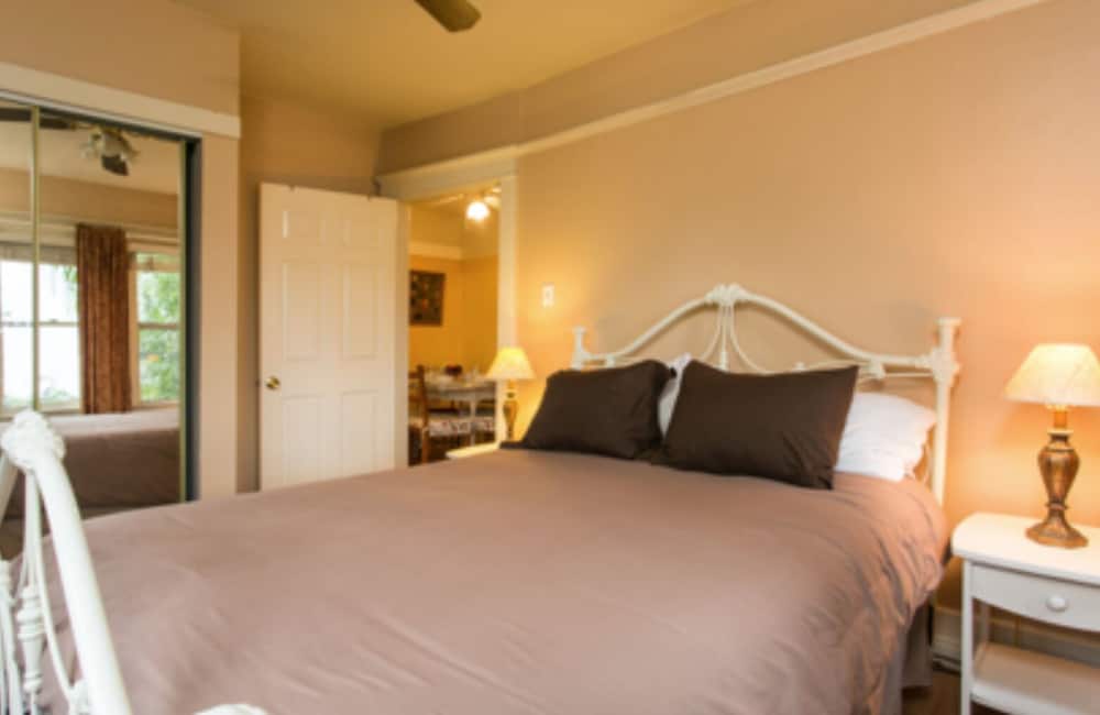 Hollywood Hills Suites