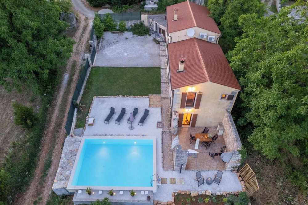 Holiday House with Pool Villa Ladybug