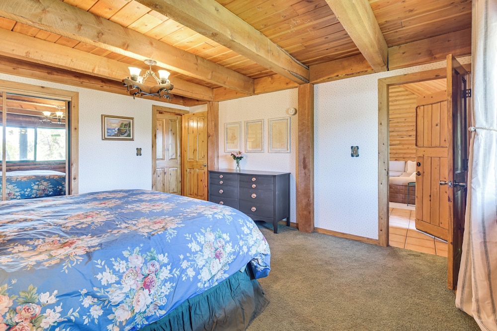 Ski, Hike & More: Homey Huntsville Retreat!