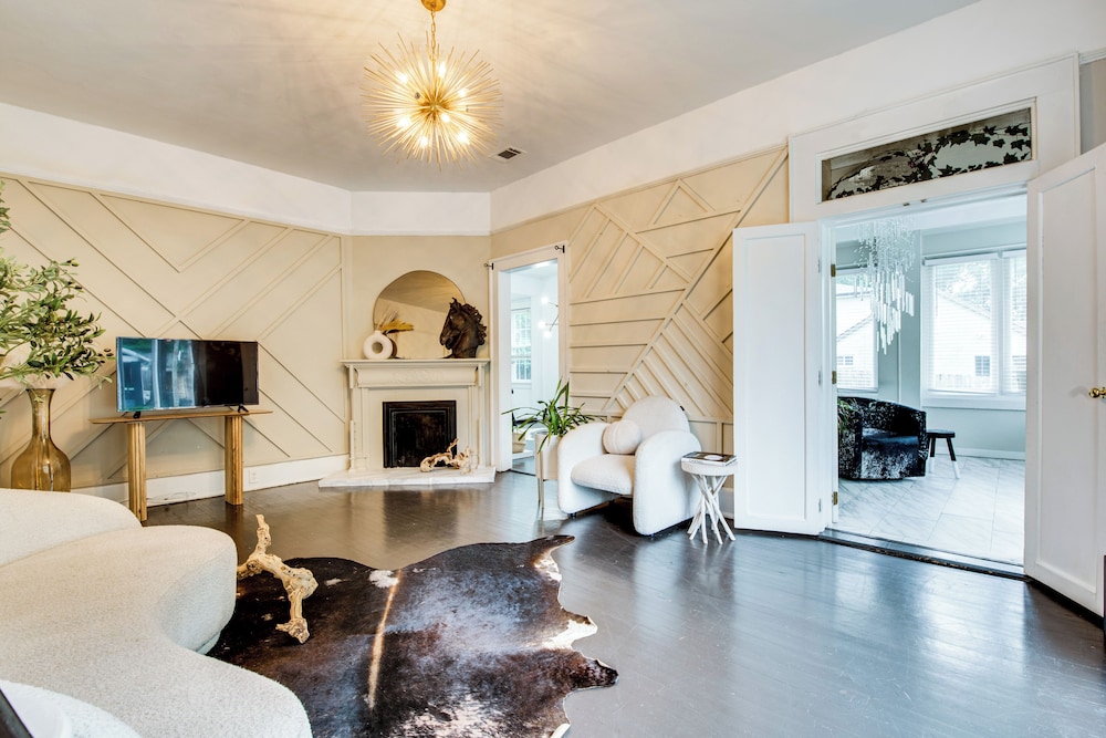 Renovated ATL Home 2 Mi to Mercedes-benz Stadium!