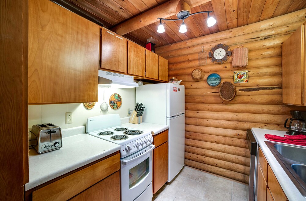 17MBR - Log Cabin - BBQ - Pets Ok - WiFi - Sleeps 8 view 5