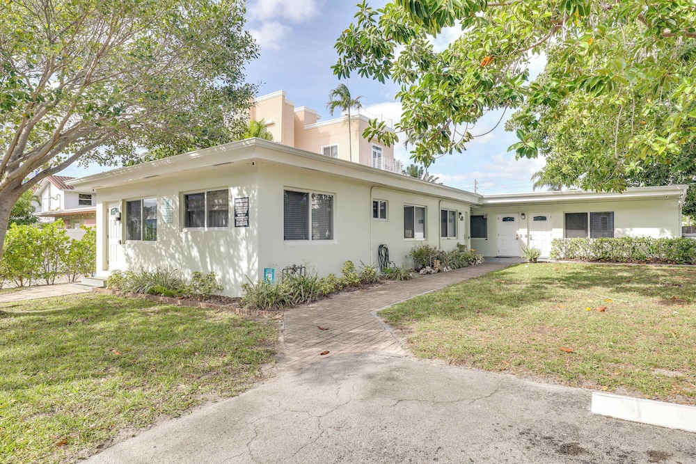 Steps to Pompano Beach: Couple's Retreat w/ Patio!