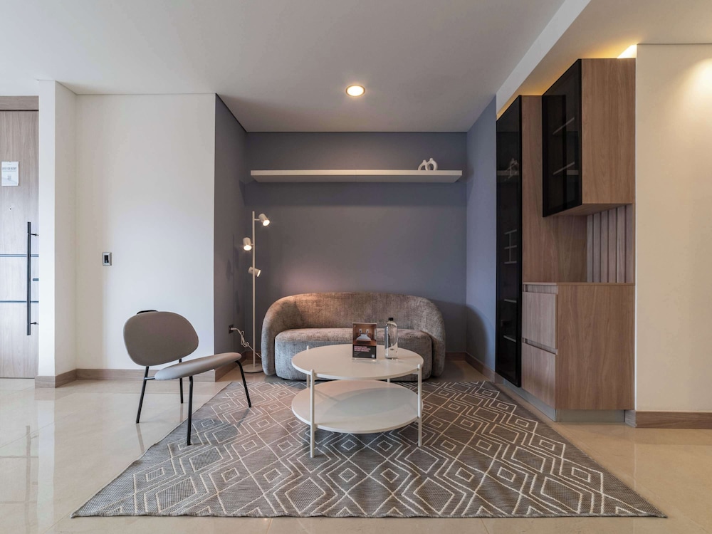 w Elegant 3BR w Outdoor Balcony