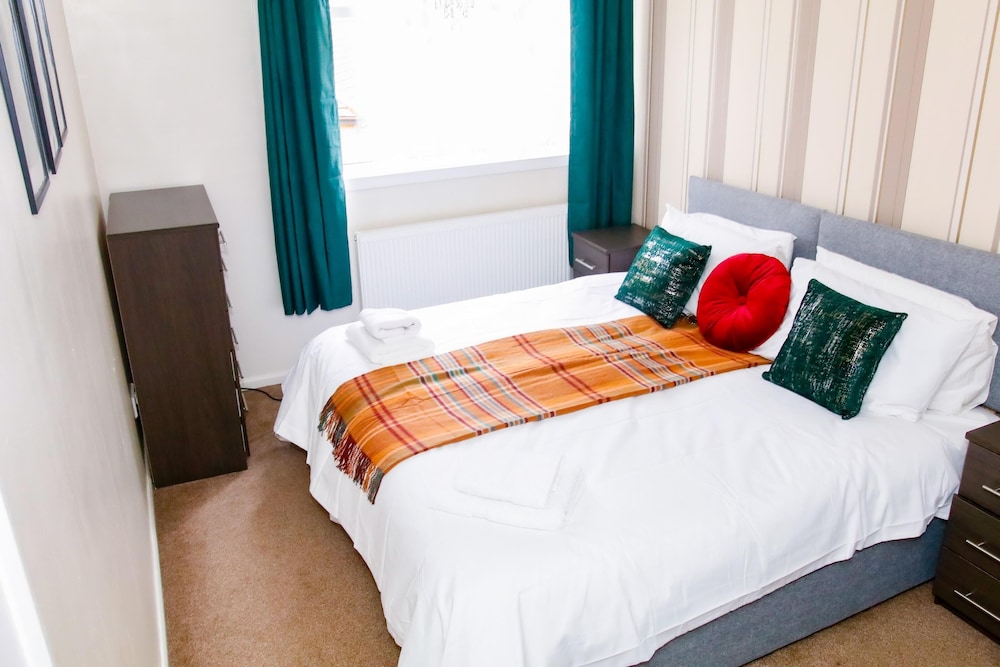 Newly Refurbished 3 Bedroom House B32 view 2