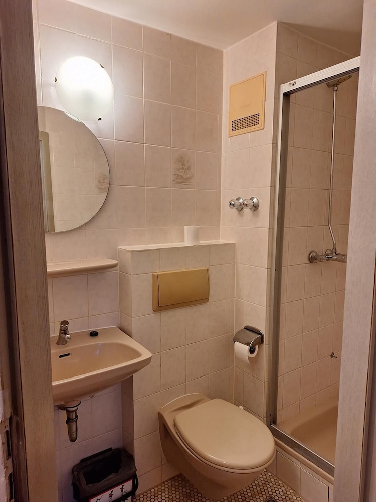 2-Rent Group Hostel Rooms AUB162