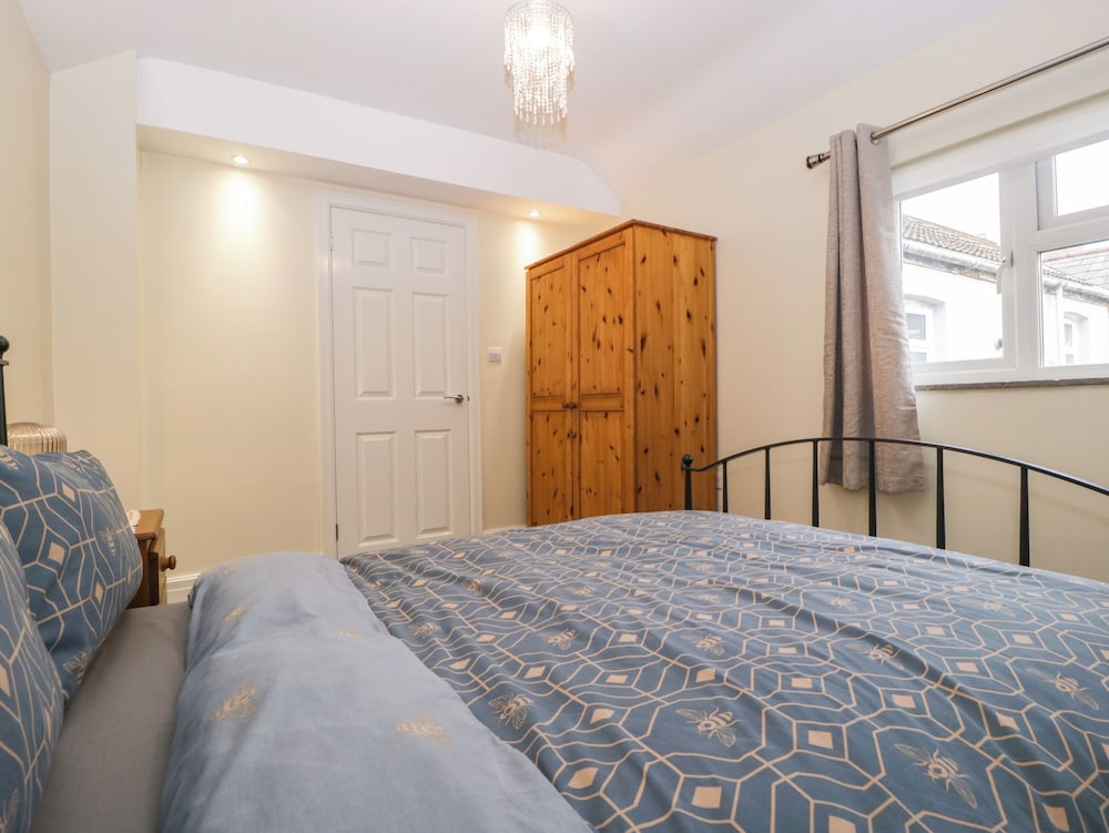 32 Bridgend Road