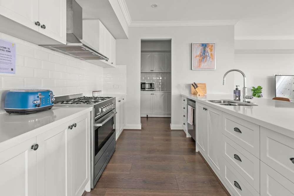 StayAU Contemporary 5BRM Families Home Point Cook