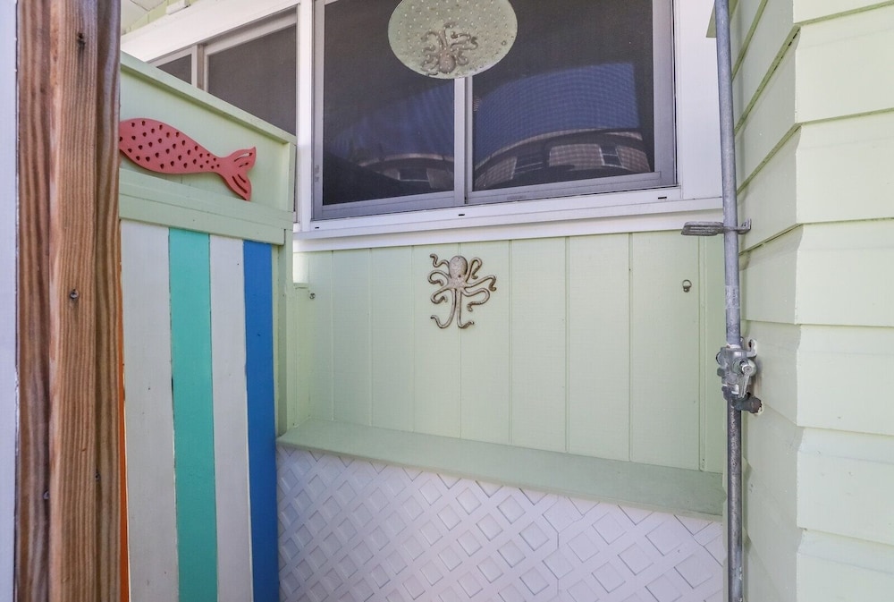 Marmalade Mermaid 3 Bedroom Home by RedAwning