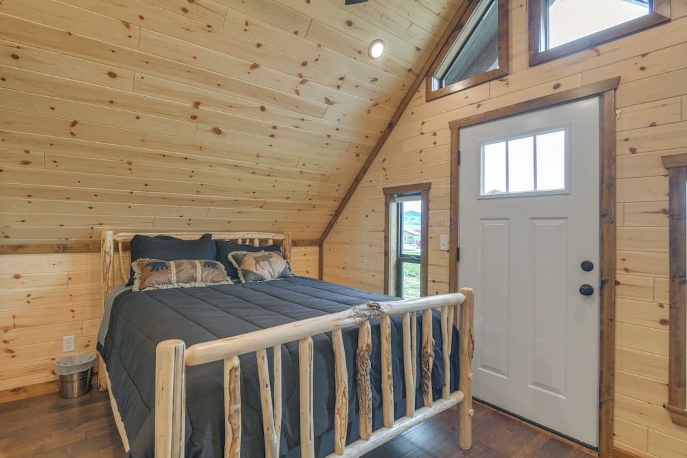 1/2 Mi to Ruby River: Cabin w/ Trail Access!