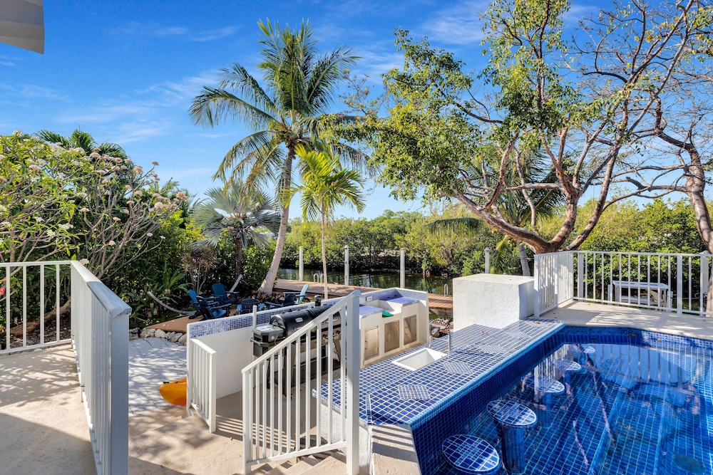 New Listing! Reel Joy Waterfront Luxe With Pool And Private Dock 4 Bedroom Home