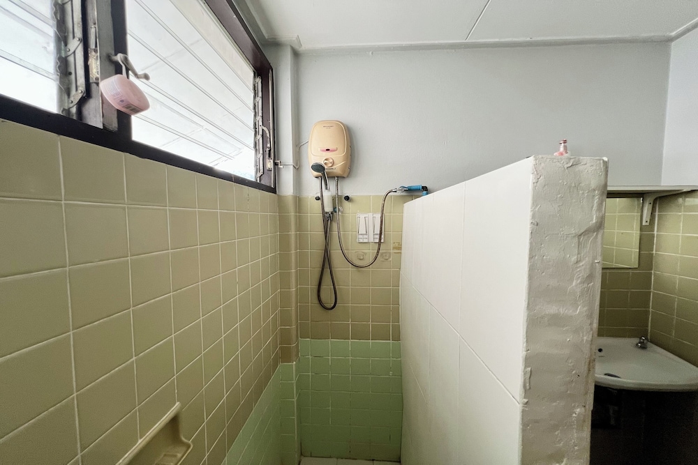 Orchid Hostel Near Bumrungrad Hospital and Nana Market