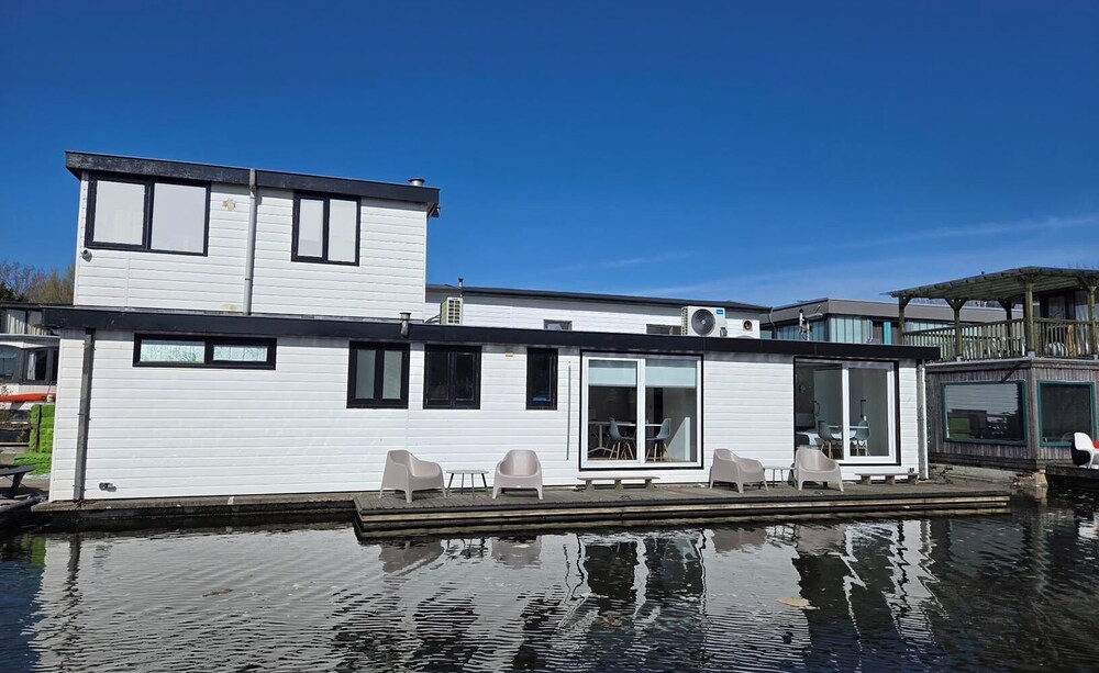 HouseBoat the NEW LAKE