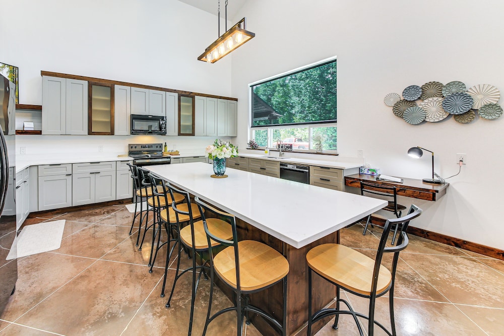 Relax, Reconnect & Explore: Modern Idaho House!