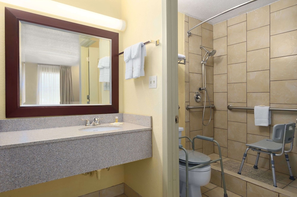 Brunswick Vacations - Days Inn by Wyndham Brunswick/St. Simons Area - Property Image 8