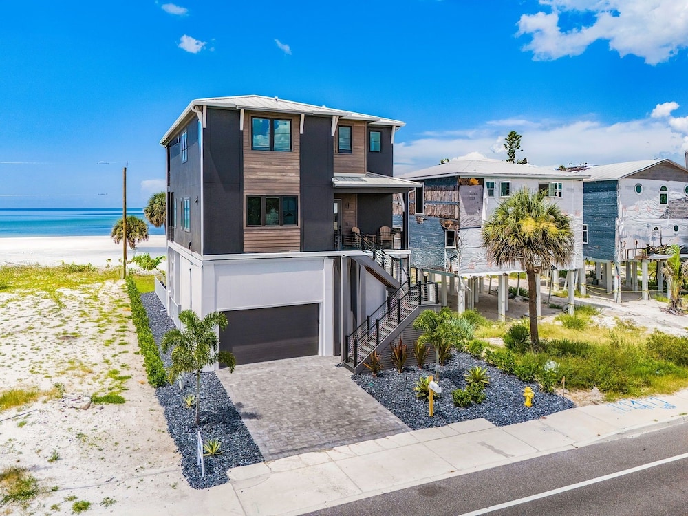 5350 Chasing Sunshine: 5bd/4.5ba Pool Home! 5 Bedroom Home