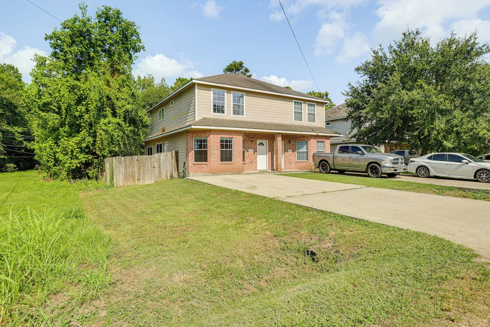 11 Mi to Dtwn Houston: Pet-friendly Home w/ Yard!