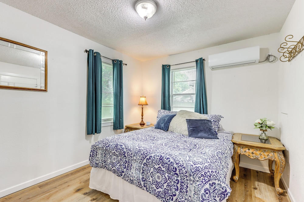 1 Mi to Main St Joplin: Cozy Home w/ Shared Yard!