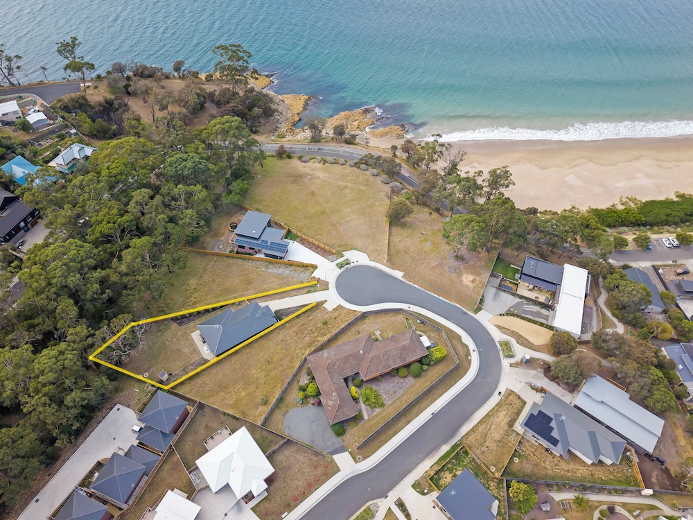Gorgeous 4 Bedroom House - Blackmans Bay