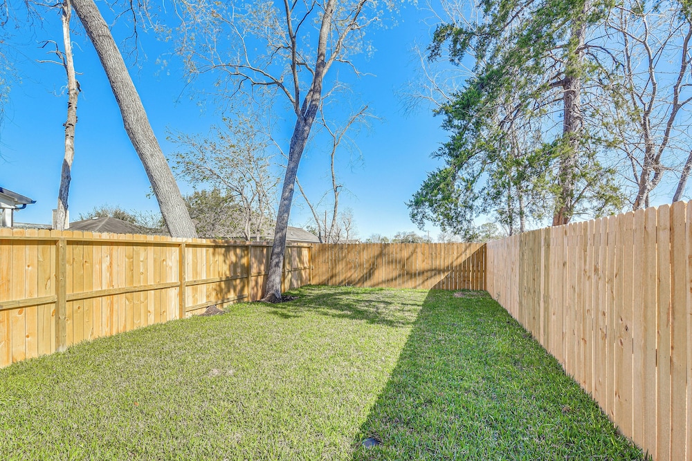 6 Mi to Hospitals: Nurse-friendly Houston Home!