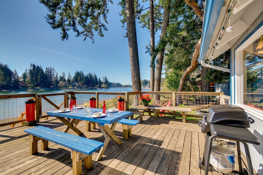 Gorgeous Allyn Getaway - No-bank Waterfront! view 4