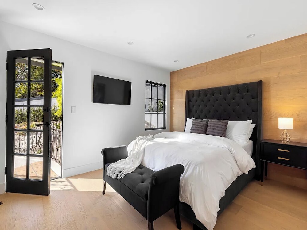 Villa Costera - Tree-lined Tranquility: 3-level Entertainer's Dream